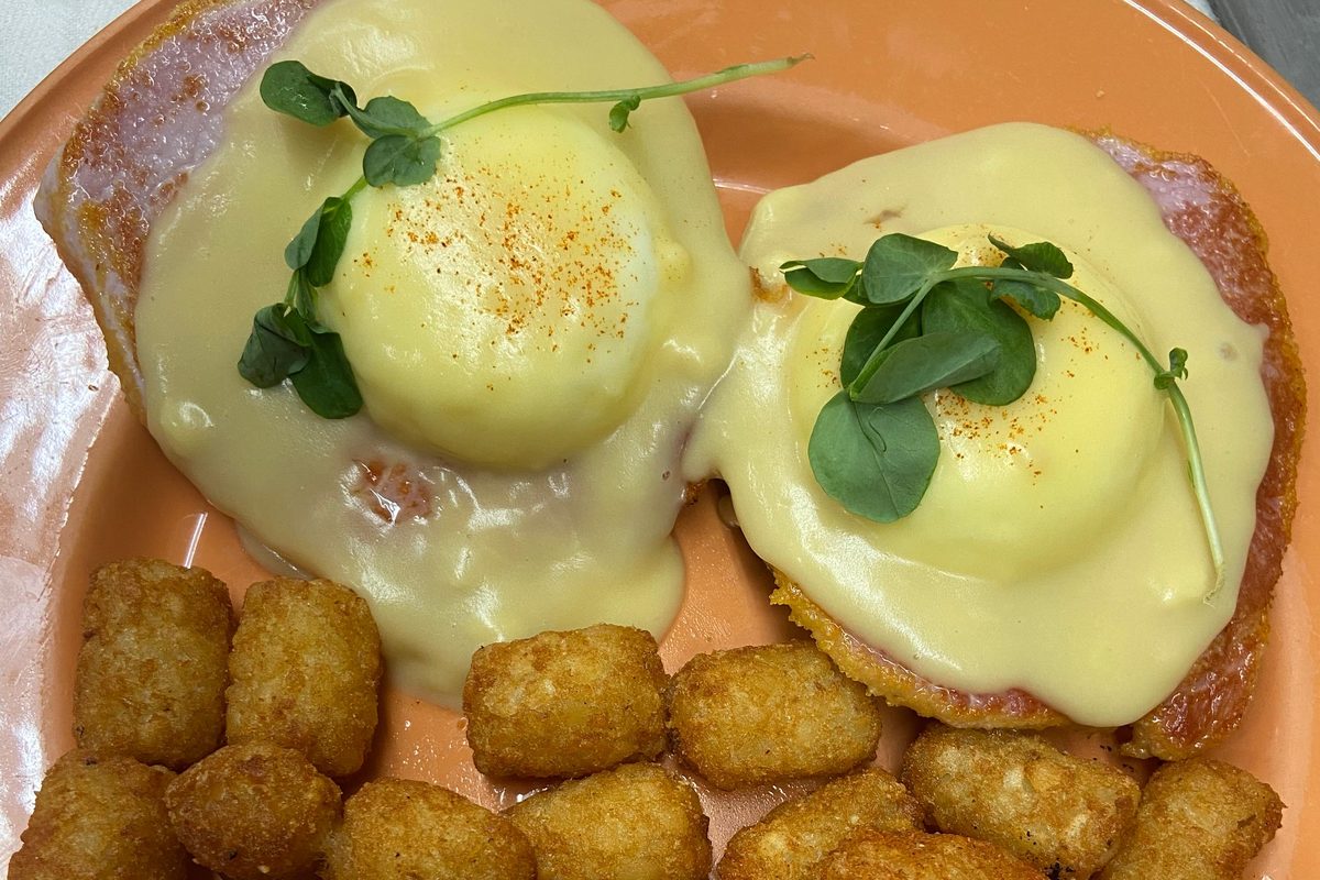 Eggs benedict with hollandaise sauce