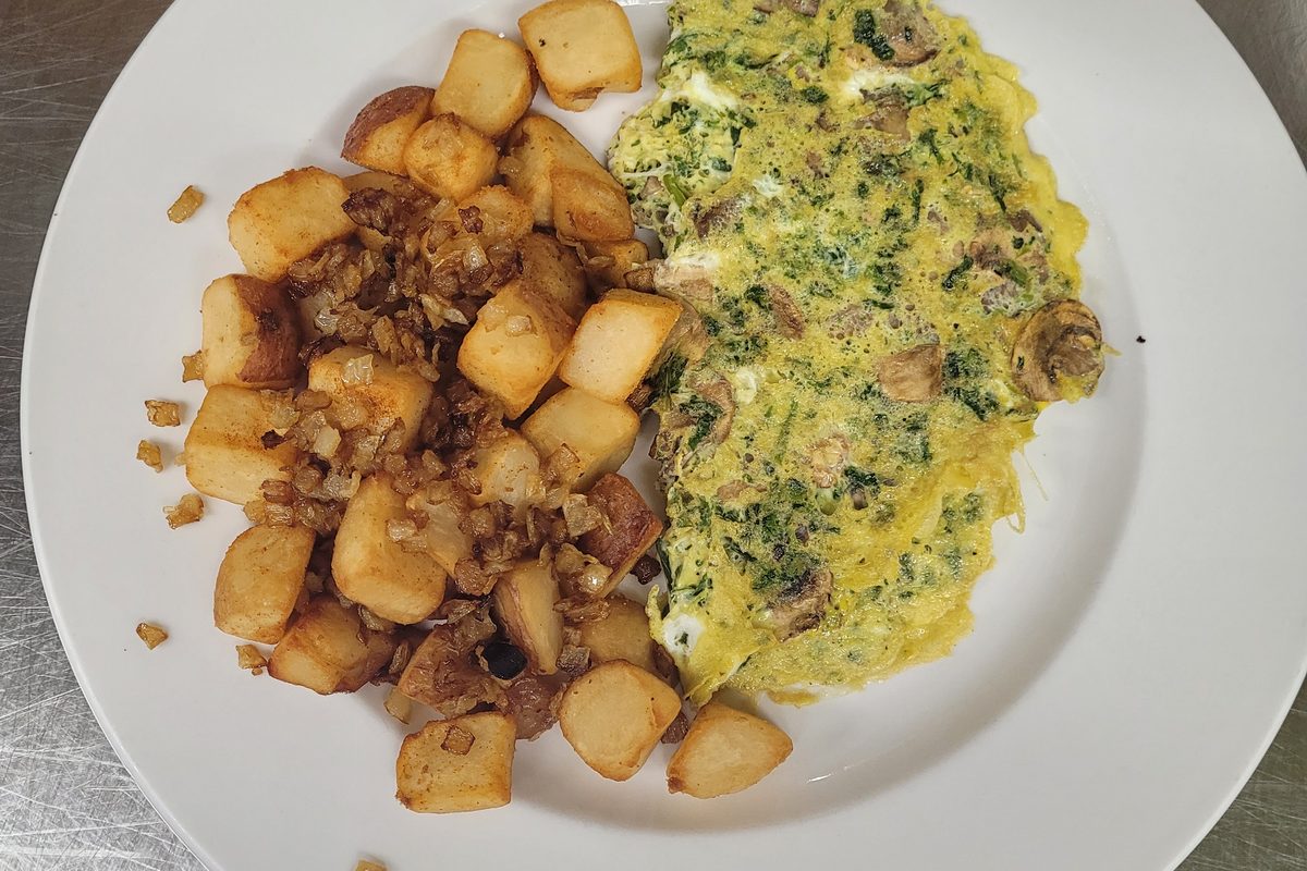 Spinach and mushroom omelette with homefries